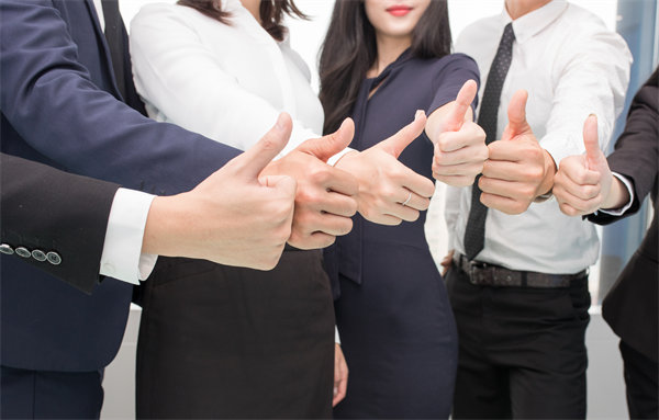 在企業(yè)管理中，專權式和民主式管理各有哪些優(yōu)缺點？