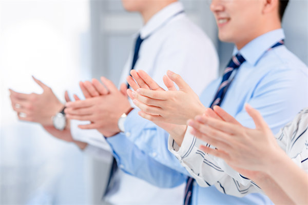 面對(duì)人才流失問(wèn)題，企業(yè)應(yīng)如何改進(jìn)人力資源策略？