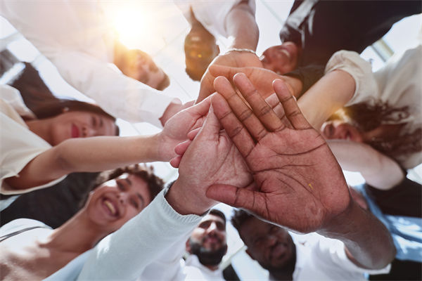 跨國企業(yè)如何管理文化差異以實(shí)現(xiàn)全球戰(zhàn)略協(xié)同？