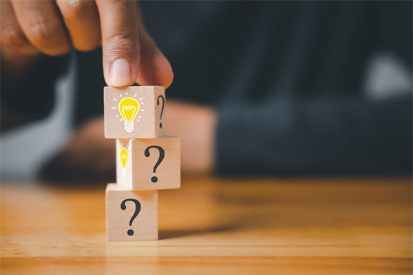 在制定企業(yè)戰(zhàn)略規(guī)劃時，如何平衡短期與長期目標？