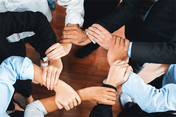 在制定企業(yè)戰(zhàn)略規(guī)劃時，如何平衡短期與長期目標(biāo)？