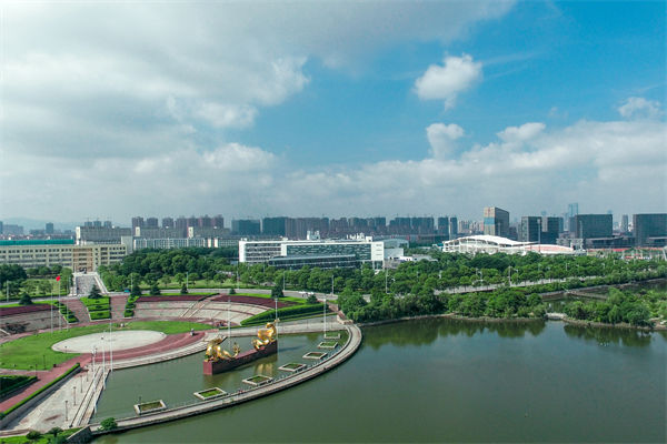 南昌戰(zhàn)略咨詢公司如何為企業(yè)定制長(zhǎng)遠(yuǎn)發(fā)展規(guī)劃？